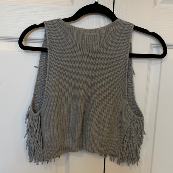 Guess knit vest with bottom clasp/hook size S - Picture 2 of 3